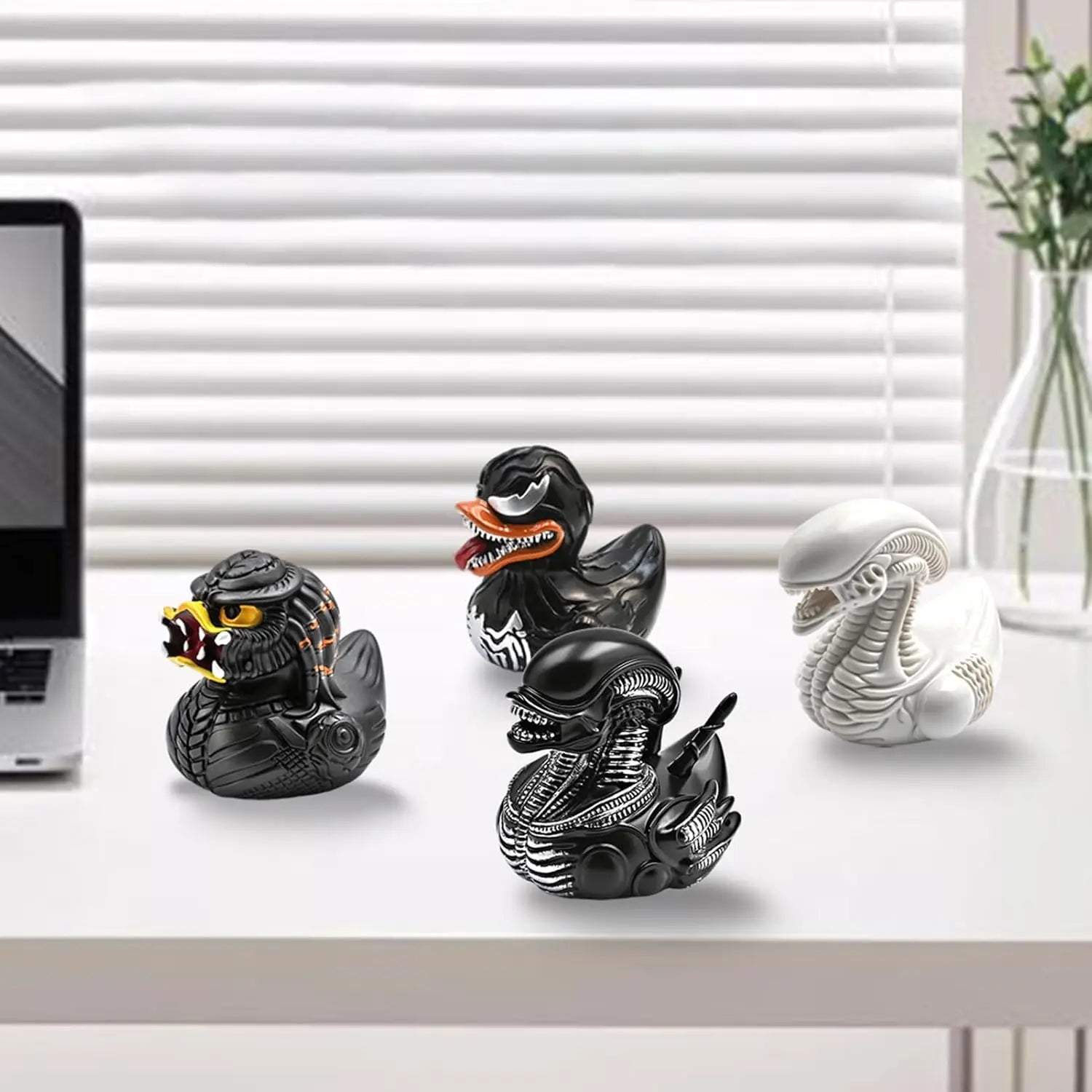 Alien Duck Resin Statue，Evil Alien Duck Ornament ，Resin Car Dashboard & Desk Decor, Funny Gift Idea